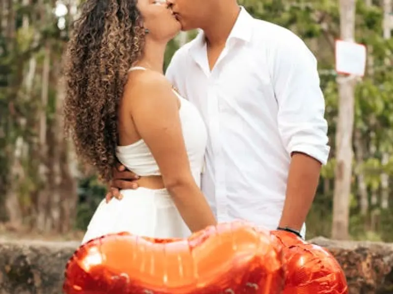 亲吻时，男人有这几个表现，会让女人“狠狠的”爱上你呦