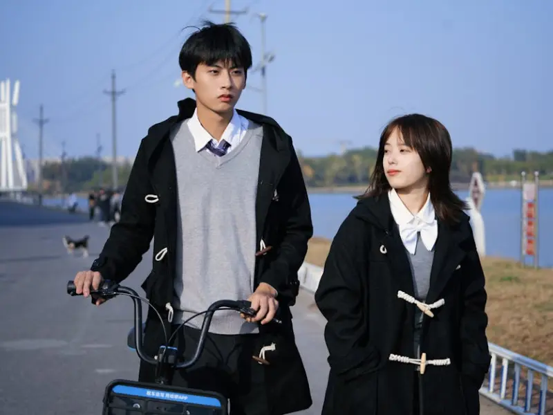 男女交往，男人这几个小动作，能让女人脸红，对你死心塌地