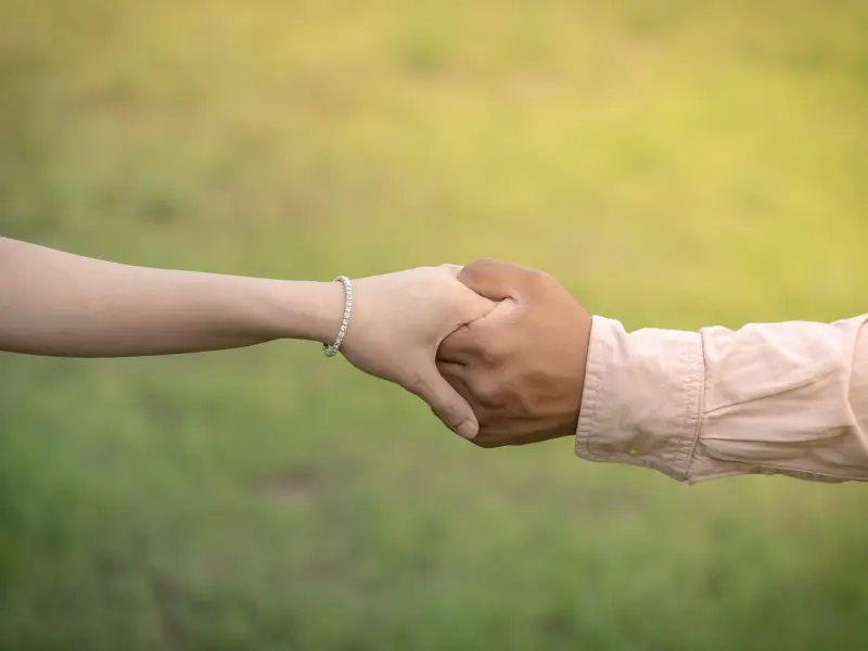 男女交往，女人这6个小动作，往往会让男人更爱你