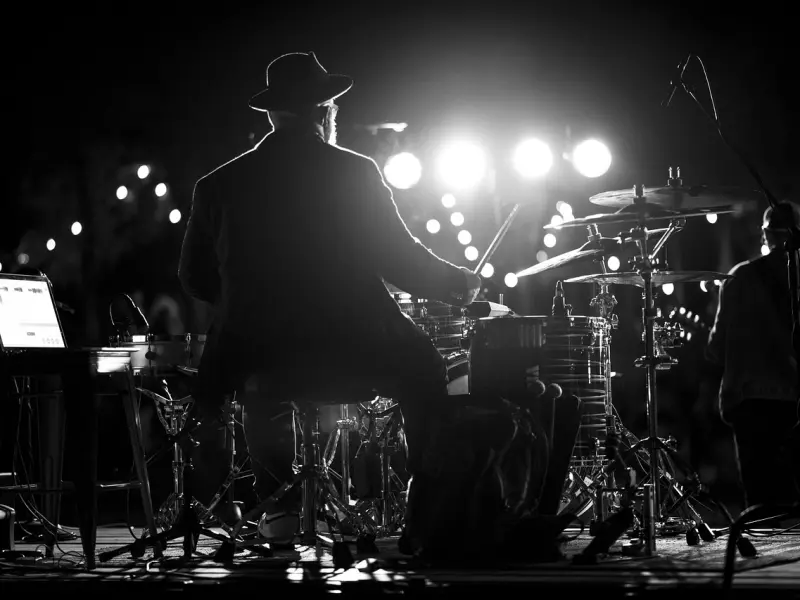 异性之间，互生暧昧时，会有这六种表现