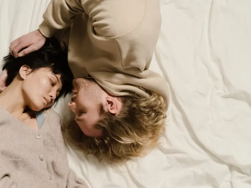 与你睡觉时，男人有这4个小举动，说明他爱你到骨子里