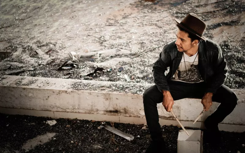 异性独处时，男生有想吻你的冲动，就会有这3个“暗戳戳”的动作