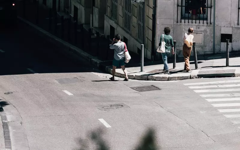 行至路窄处，留一步与人