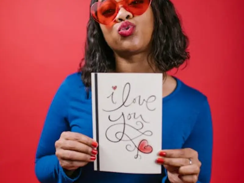 你说“我想你”时，男人的这四个表现，意味着他并不那么爱你