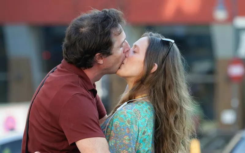 男人接吻手放在哪里代表他对你的感情怎么样