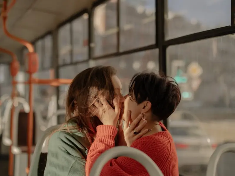 接吻时，女人为什么会“咬你”？无非是这3个原因，男人别装傻