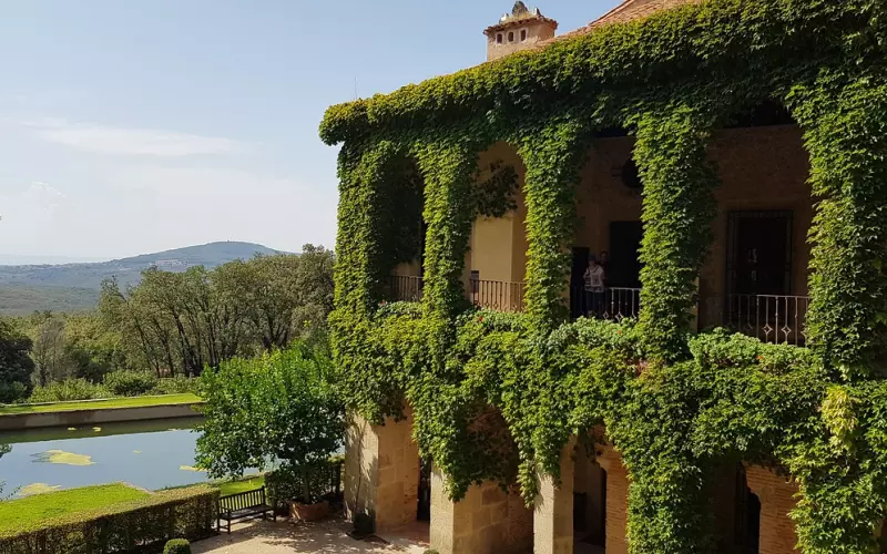 身处异地恋的你，为什么老是没有安全感，该怎么办？