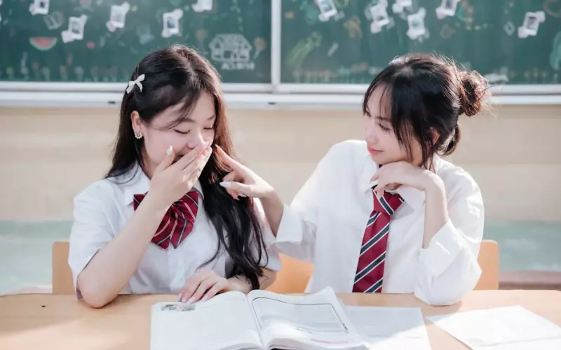 异性同学聚会为什么会产生婚外情(同学之间发生婚外情如何处理)