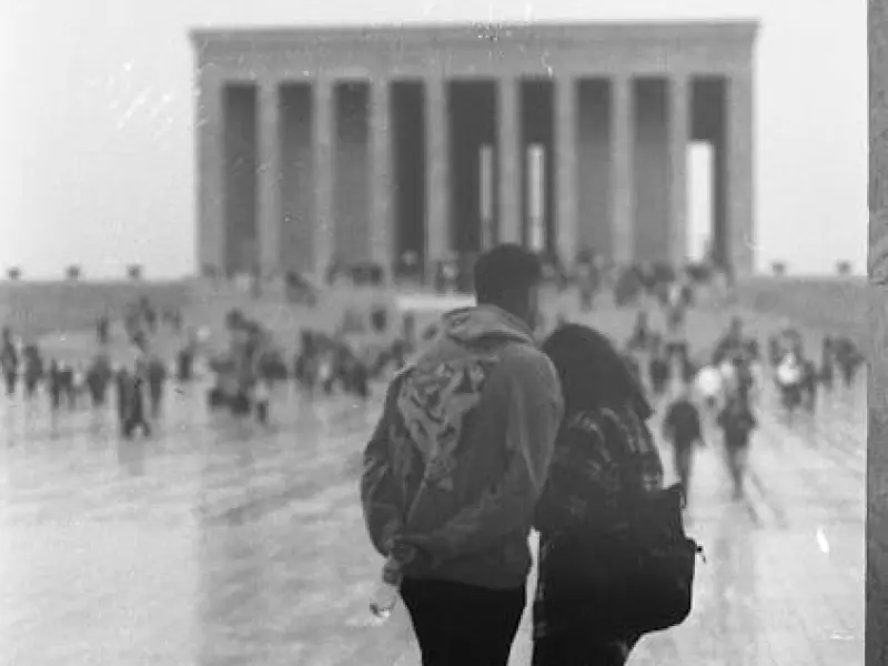 为什么他(她)就在我身边，我却总感觉他(她)离我很远?