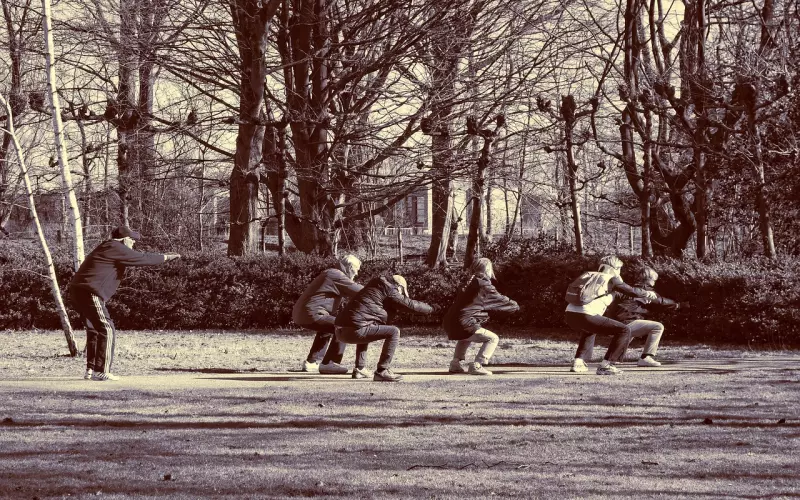 为什么龙婆坤总是蹲着和蹲着派钱的由来