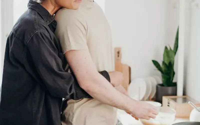 老婆出轨给情人做饭(妻子迷失在婚外情)