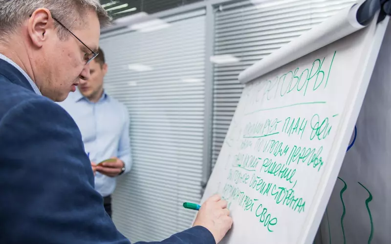 挽回老公：老公与一女同事，我该如何挽回？