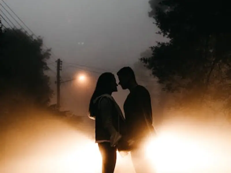 熄了灯，夫妻常用这些“小动作”，让你越做越爱停不下来