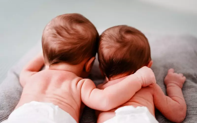 女子婚内出轨网恋对象生下双胞胎(40岁已婚女子网恋生子被网友抛弃)