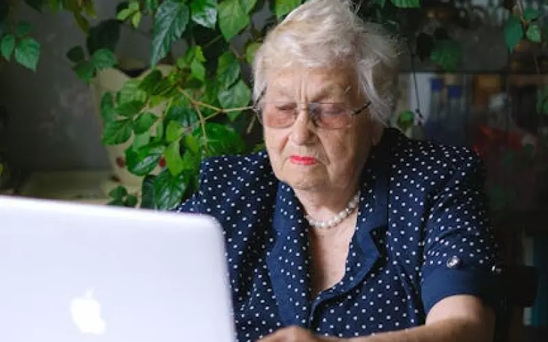 女人婚内网恋离家出走(网恋离家出走的22岁女子)