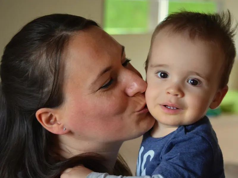 女人，爱不爱你，“亲一下”就知道了！