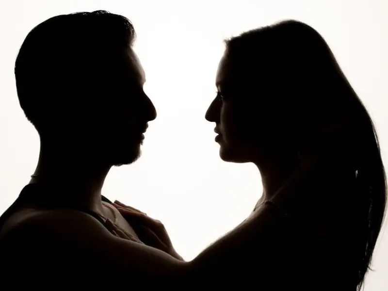 男人对一个女人动了真情，就会有的五种表现，女人你知道吗？