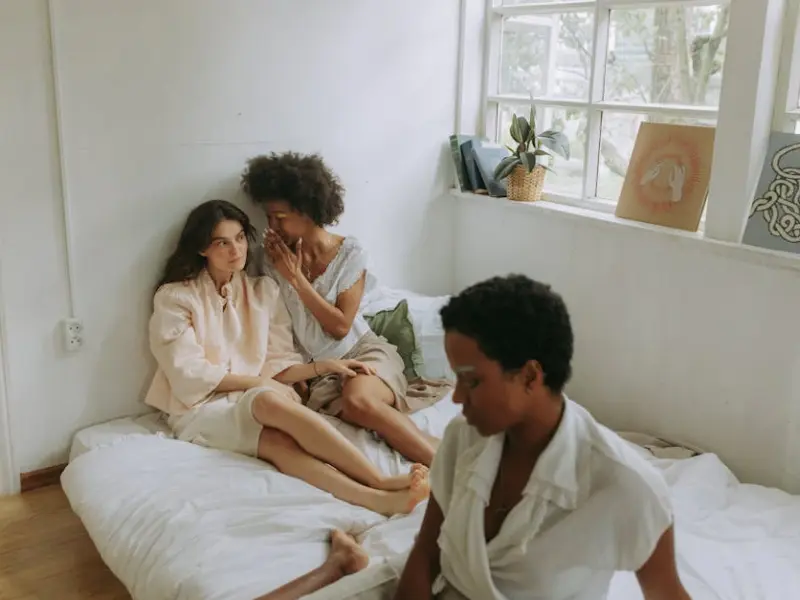 女人经常有这几个小动作，你就要小心了！