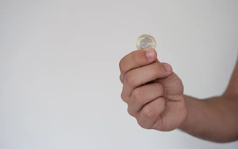 女人们，哭泣挽留时你就已经贬值了