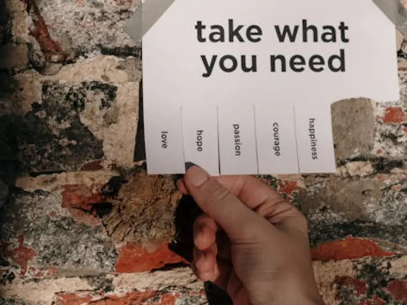 女人憋不住想要“撩你”，才会主动给你这些“暗示”，要把握！