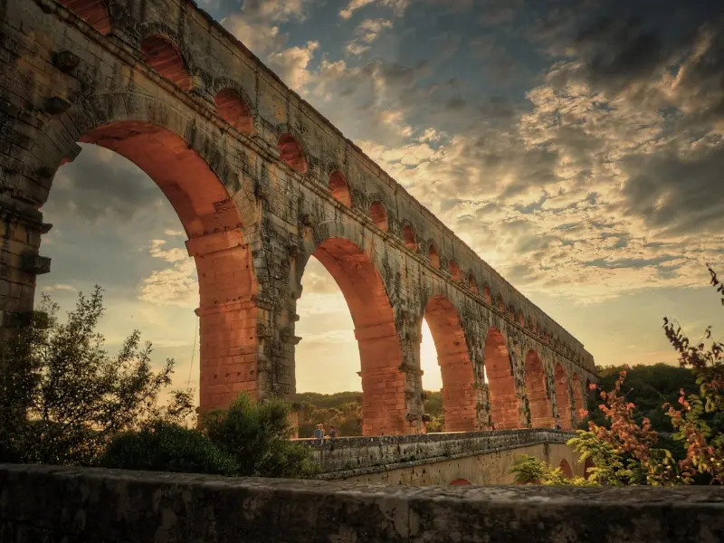 你要明白，对你动心的男人有3个小举动，他是为了靠近你