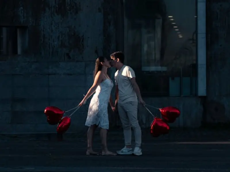 你要明白，男人愿意和你分享这些“隐私”，多半心里认定了你