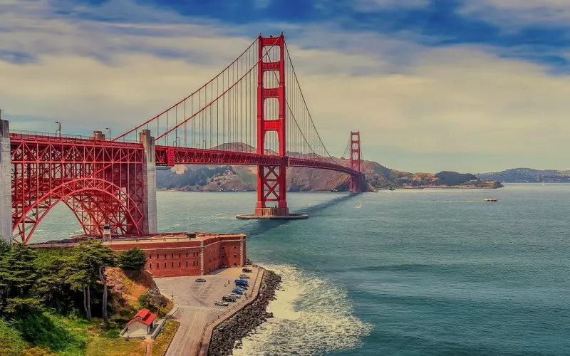 你的眼睛会笑，弯成一座桥——天蝎座