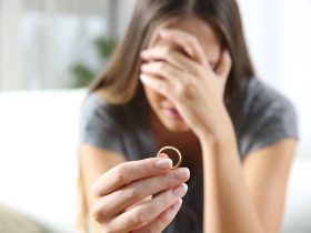 男人出轨原配该不该原谅(夫妻出轨男人该不该原谅)