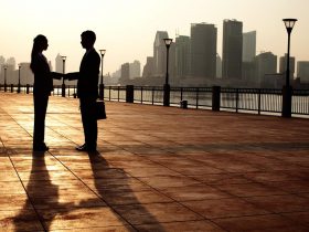 婚外情男人开始疏远(婚外情男人隔了一年又开始联系你)